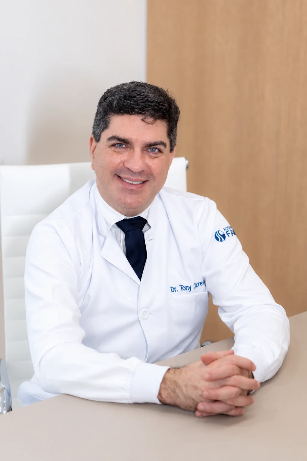 Dr. Tony Carreon em seu consultório