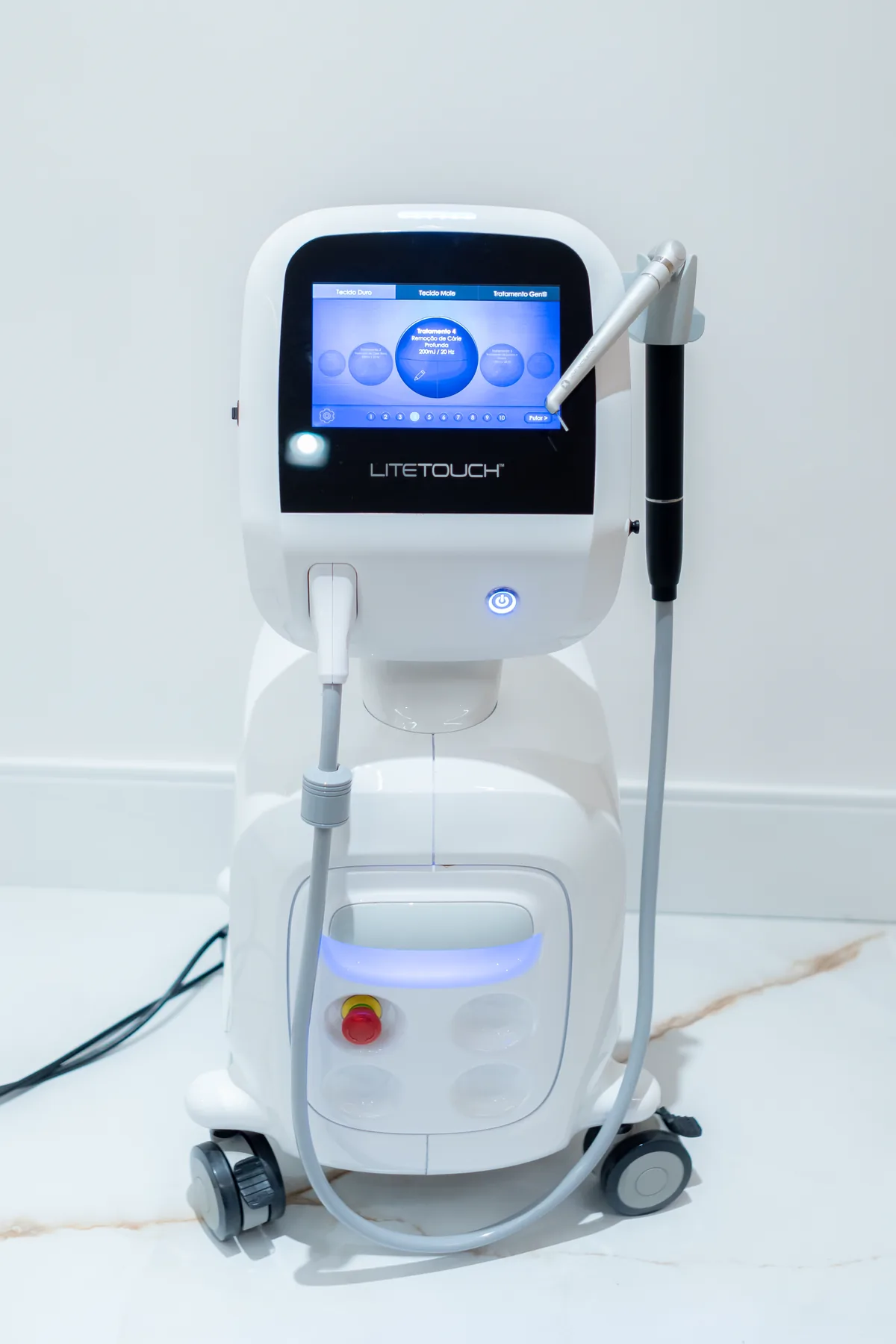 Laser LiteTouch na clínica do Dr. Tony Carreon Tela e parte superior do equipamento Laser LiteTouch na clínica do Dr. Tony Carreon